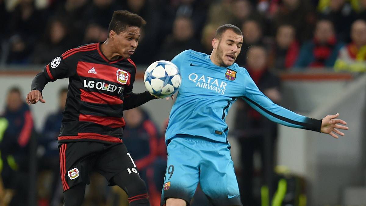 Kampf um den Ball: Leverkusens Wendell im Zweikampf mit Sandro Ramirez