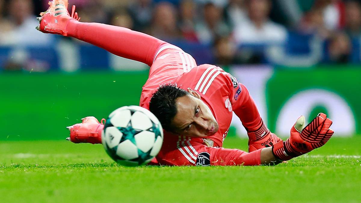 PLATZ 9: KEYLOR NAVAS (Real Madrid) - Der Costa Ricaner in Diensten der Königlichen hat seine Qualitäten konstant über die Jahre unter Beweis gestellt. Zwar glänzt er nicht so häufig wie andere Weltklassekeeper, doch grobe Schnitzer sucht man zumeist ebenso vergebens. Allerdings schon über einen Monat verletzt