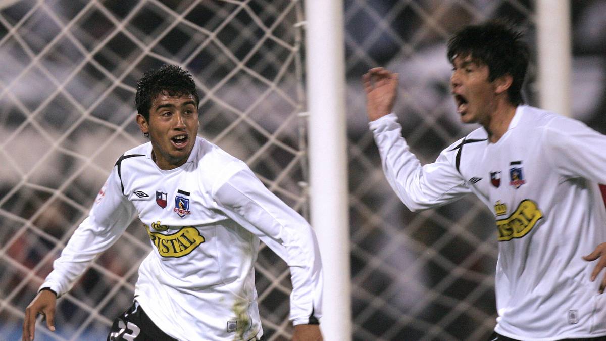 So geht alles los: Vidal macht seine ersten Schritte im Profifußball beim chilenischen Erstligisten CSD Colo Colo - und fällt dabei zumindest nicht mit ausgefallener Haarpracht auf