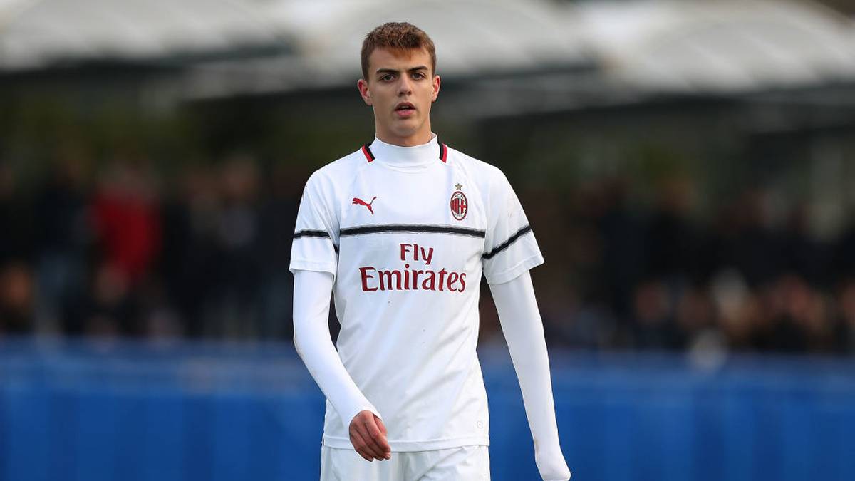 Nun darf sich der Maldini-Spross im Spiel gegen den SSC Neapel Hoffnungen auf einen Einsatz machen. Damit würde er in die Fußstapfen seines Opas und seines Vaters treten, die beide absolute Vereinslegenden sind