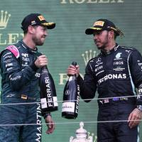 Es ist der Paukenschlag des Winters gewesen: Lewis Hamilton wechselt nach der Saison 2024 von Mercedes zu Ferrari. Selbst Sebastian Vettel konnte der Sache anfangs nicht ganz glauben.  