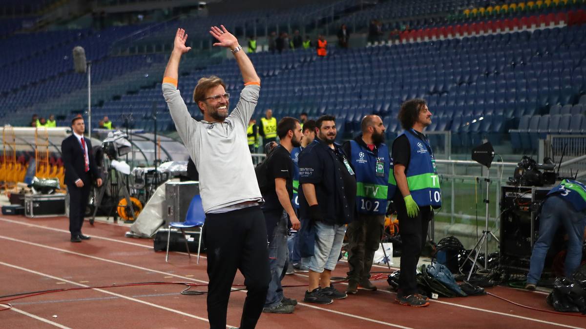 Und auch Klopp lässt sich noch lange nach Spielende feiern und stimmt mit dem Anhang der Reds die Welle an