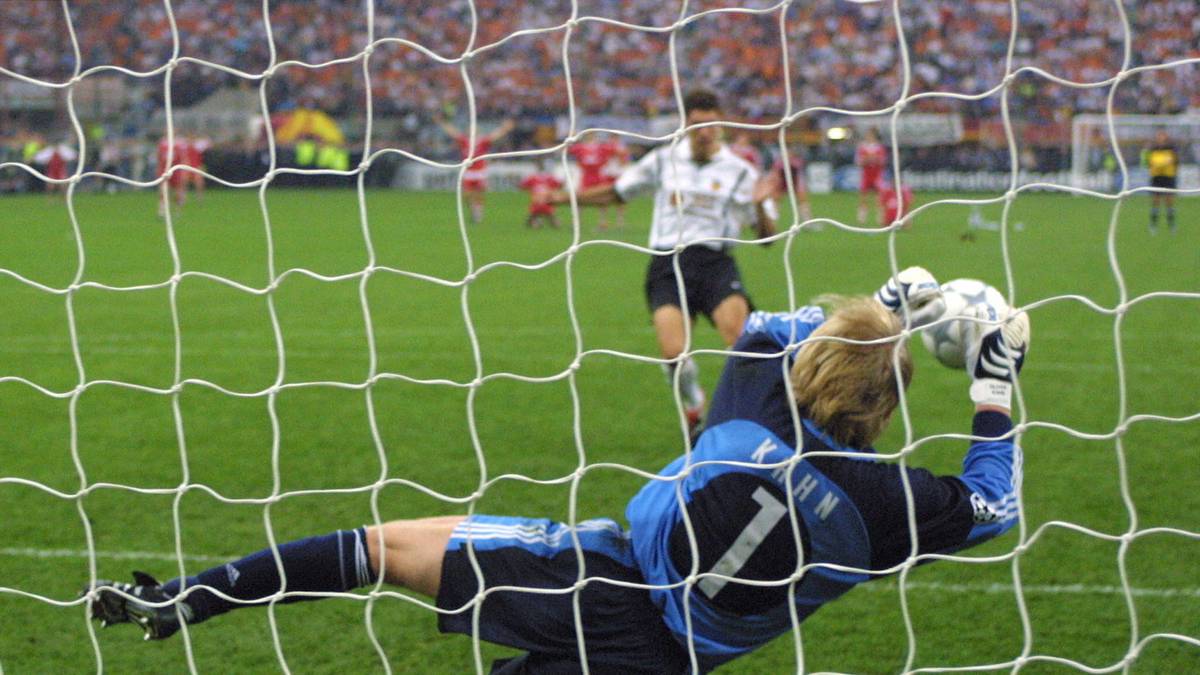 Der ersten Triumph liegt da bereits zwölf Jahre zurück. Nachdem Manchester United den Bayern 1999 noch den Henkelpott in letzter Sekunde entreißt, sichert Oliver Kahn seiner Mannschaft zwei Jahre später mit drei gehaltenen Elfmetern gegen den FC Valencia den Titel