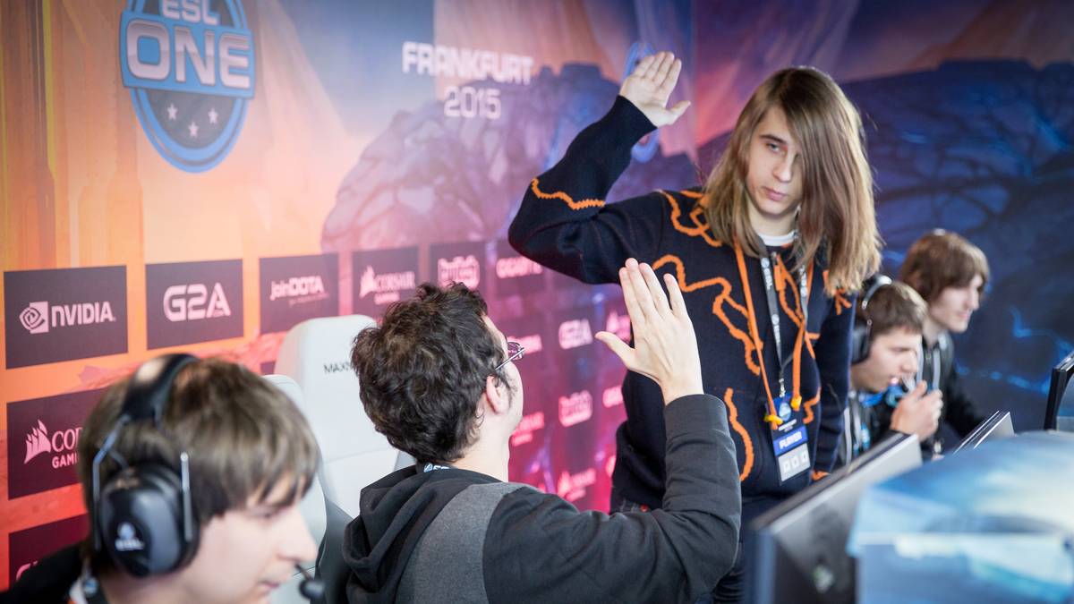 Der Dota 2-Spieler mit den wohl längsten Haaren ist Artsiom ‚'fng‘ Barshak. Der Weißrusse hat seine Haare in den letzten Jahren immer weiter wachsen lassen und könnte inzwischen wohl gut Werbung für Shampoo machen. Mal sehen, wie lang sie noch werden.