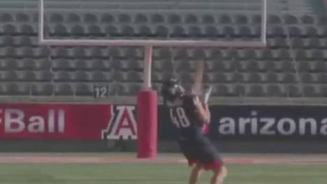 Rob Gronkowski stellt einen neuen Weltrekord auf. Der Tight End sorgt mit einem Catch aus einem Hubschrauber in 180 Meter Höhe für ein Highlight-Video.