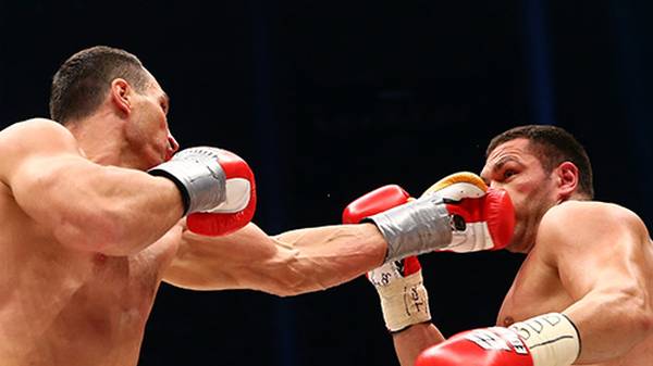 Im Kampf übernimmt dann gleich Weltmeister Wladimir Klitschko (l.) das Kommando