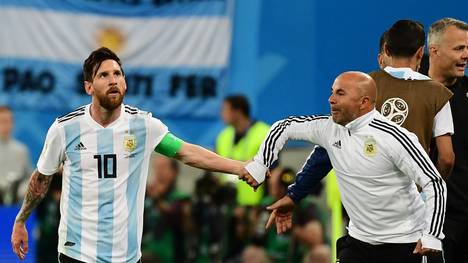 Superstar Lionel Messi (l.) wird von Argentiniens Nationalcoach Jorge Sampaoli um Rat gefragt