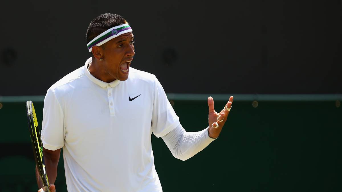 WIMBLEDON, 2015: Auch in Wimbledon hinterlässt Kyrgios seine Spuren. In der vierten Runde gegen Richard Gasquet macht er seinem Ärger verbal Luft und wählt dafür Worte, die in Wimbledon nicht gern gehört werden. Noch schlimmer: Kyrgios stellt irgendwann seine Bemühungen ein und schenkt einige Punkte ab, was zu einem Pfeifkonzert führt