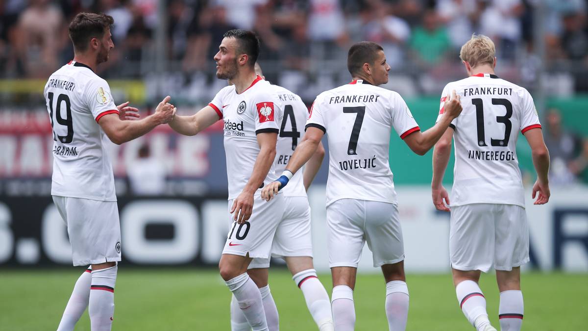 Platz 8 - EINTRACHT FRANKFURT: Mit Luka Jovic und Sebastien Haller verlor die Eintracht im Sommer zwei Drittel ihrer gefürchteten "Büffelherde". Der Verbleib von Ante Rebic ist auch noch nicht in trockenen Tüchern. Trotzdem konnten mit Martin Hinteregger, Kevin Trapp und Sebastian Rode ein zunächst ausgeliehenes Trio fest verpflichtet werden. Als Jovic-Ersatz kam Dejan Joveljic aus Belgrad