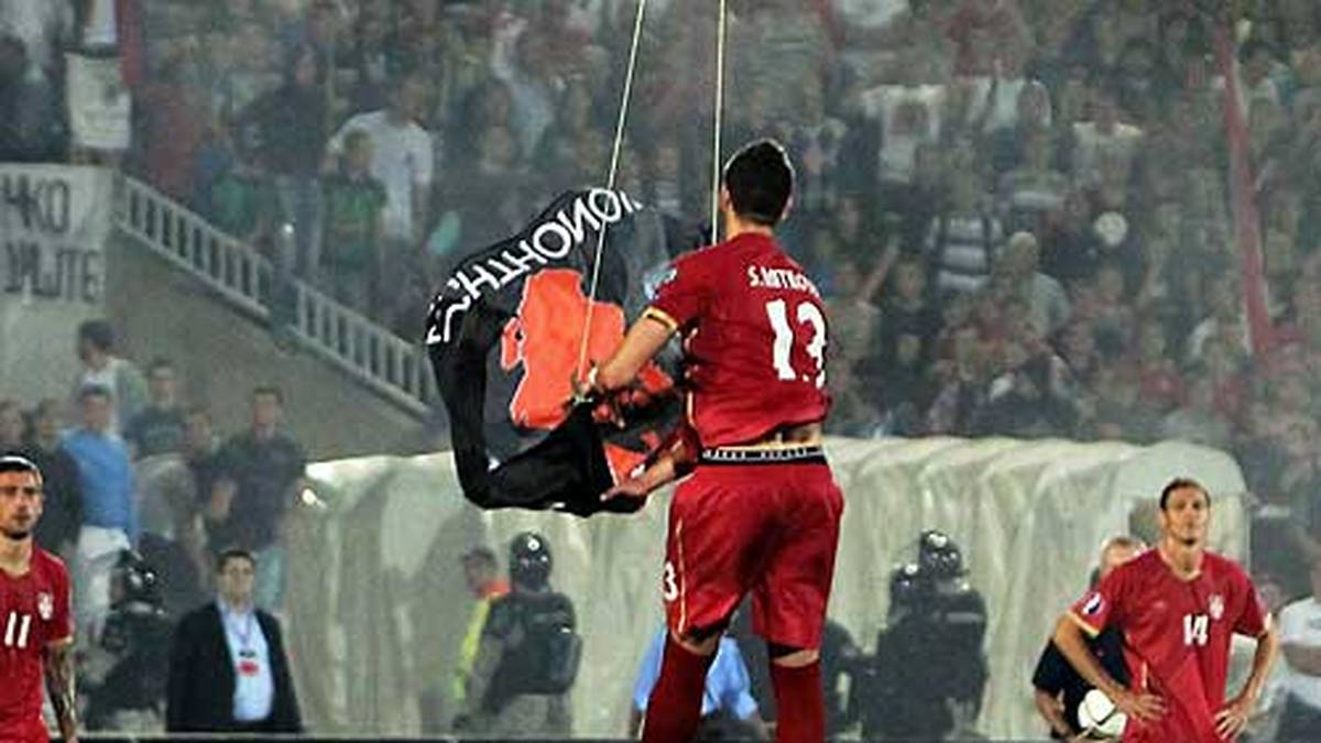 Die "Fliegende Flagge" von Belgrad verwandelt das EM-Qualifikationsspiel zwischen Serbien und Albanien zu einem Skandalspiel. Eine Drohne mit der  Flagge Groß-Albaniens fliegt über das Spielfeld, der für Freiburg spielende Serbe Stefan Mitrovic holt die Drohne schließlich auf den Boden