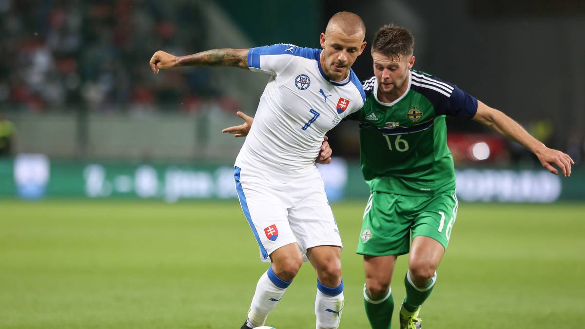 5: Fünf Mannschaften nehmen zum ersten Mal teil: Die Slowakei, Nordirland, Albanien, Island und Wales 