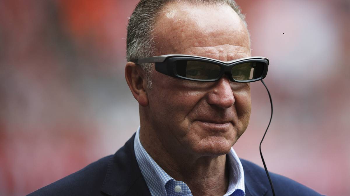 Der Bayern-Boss trägt die neueste technische Errungenschaft für Fans mit Hörbehinderung: eine Brille, die am unteren Rand alle Informationen des Stadionsprechers als Untertitel einblendet