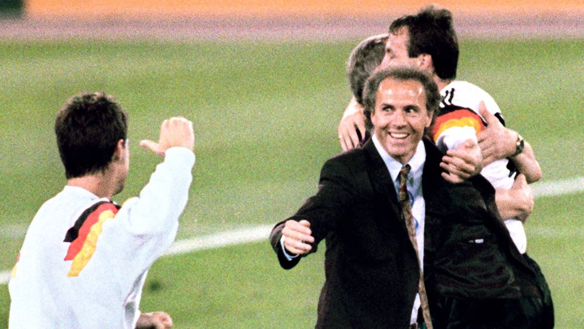 In Italien erleben Franz und die DFB-Elf einen Monat lang jeden Tag "notti magiche". Die magischste aller magischen Nächte war der 8. Juli 1990, als Deutschland in Rom zum dritten Mal Weltmeister wurde. Beckenbauer war nach Mario Zagallo erst der Zweite, der als Spieler und Trainer Weltmeister wurde
