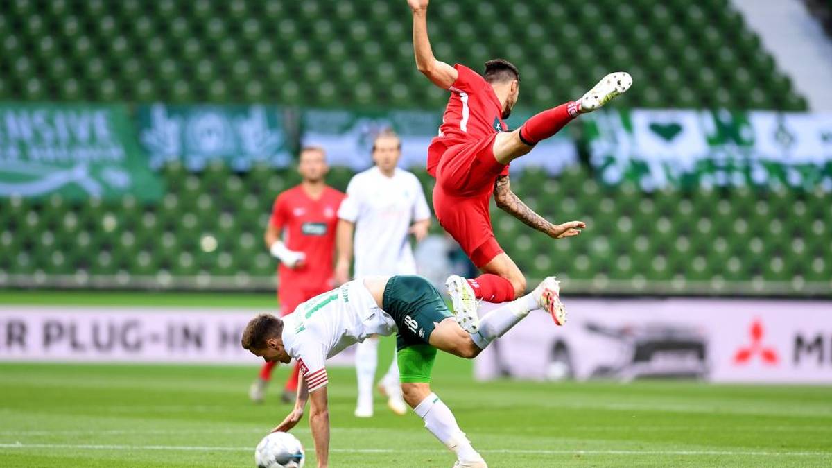 Bremen's Finnish defender Niklas Moisander (L) and Heidenheim's German forward Denis Thomalla vie for the ball during the German Bundesliga relegation first-leg football match Werder Bremen v 1 FC Heidenheim 1846 on July 2, 2020 in Bremen, northern Germany. (Photo by Carmen JASPERSEN / various sources / AFP) / DFL REGULATIONS PROHIBIT ANY USE OF PHOTOGRAPHS AS IMAGE SEQUENCES AND/OR QUASI-VIDEO (Photo by CARMEN JASPERSEN/AFP via Getty Images)