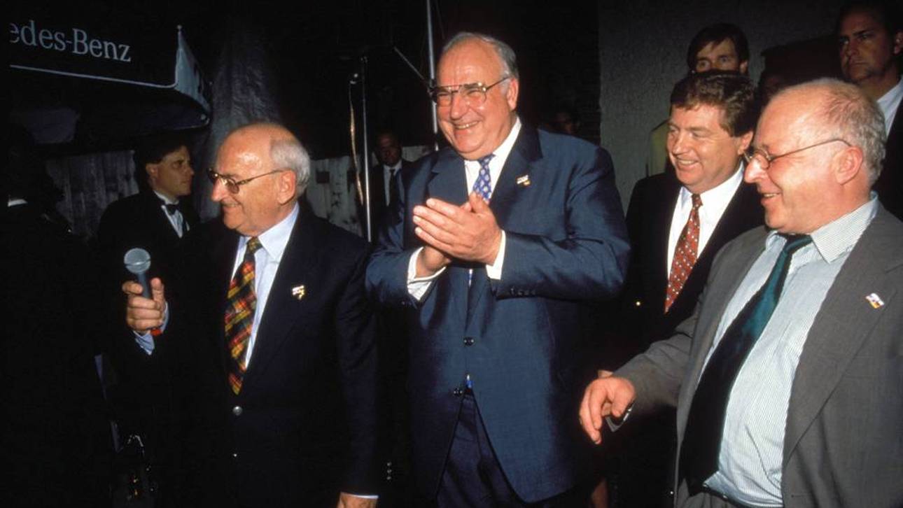 Helmut Kohl bei einem Besuch im DFB-Quartier