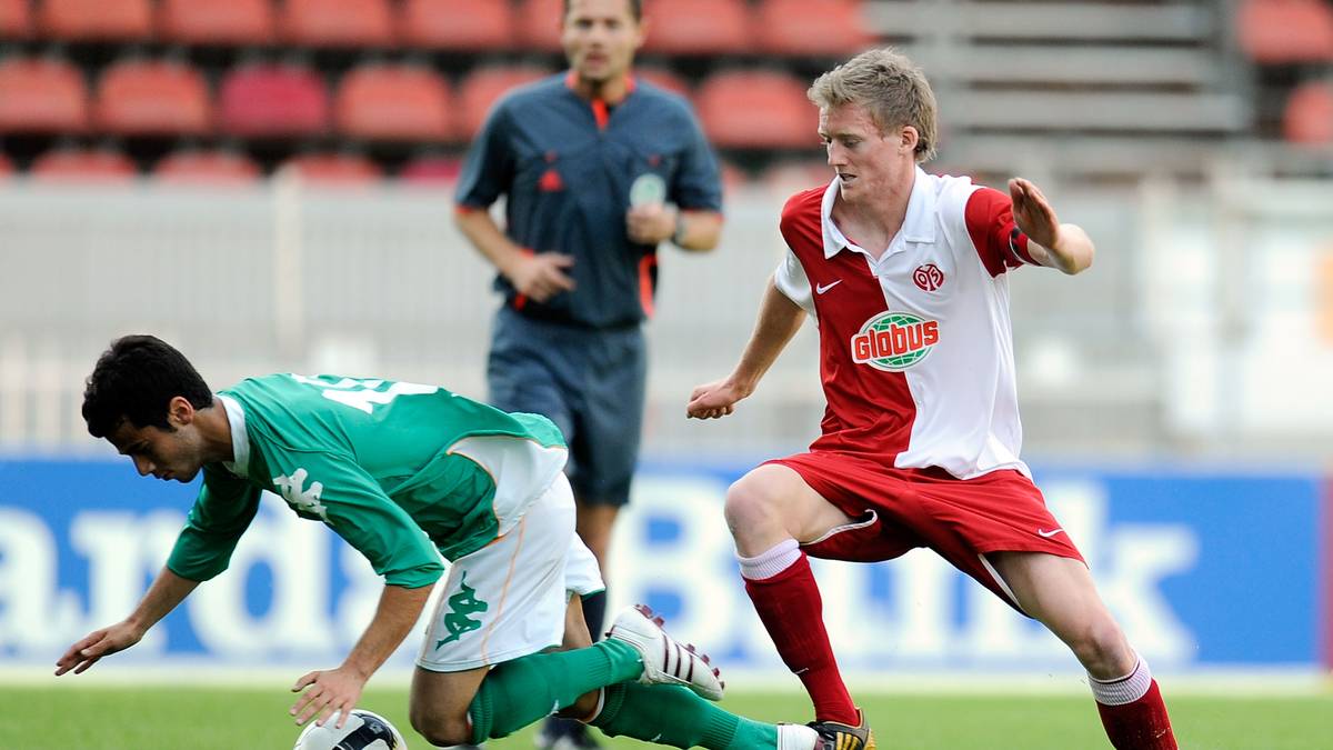 Götze unterliegt dann mit dem BVB im Finale seinem Vorlagengeber aus dem WM-Finale 2014. ANDRÉ SCHÜRRLE (r.) und der 1. FSV Mainz 05 gewinnen das Endspiel 2:1, nachdem im Halbfinale schon der SV Werder Bremen mit Felix Wiedwald im Tor besiegt wird 