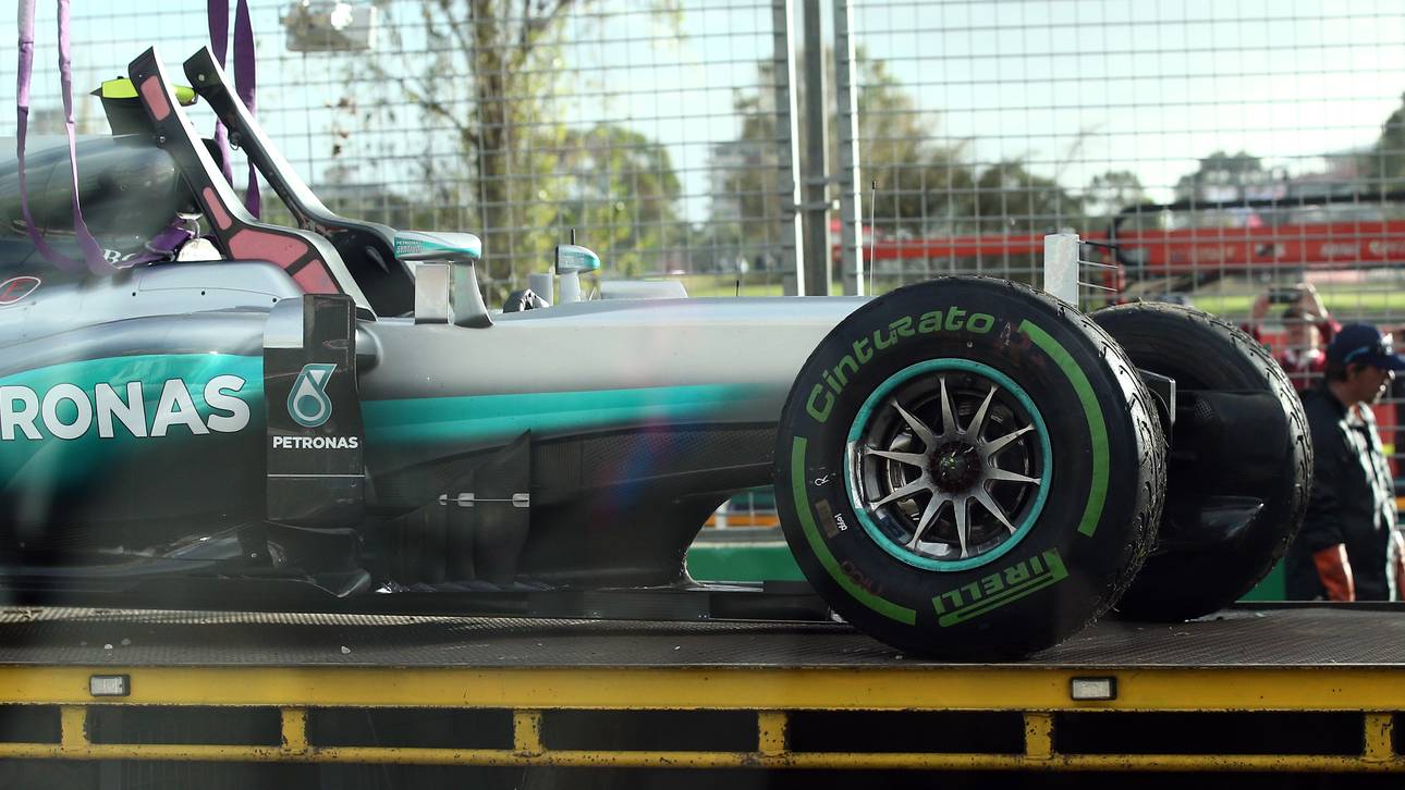 Training: Rosberg prallt in Bande