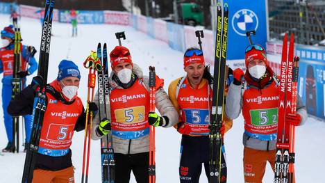 So sehen Sieger aus: Die deutsche Biathlon-Staffel der Männer um (v.l.) Erik Lesser, Arnd Peiffer, Philipp Nawrath und Benedikt Doll 