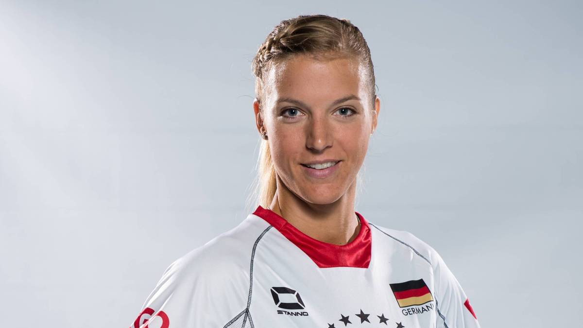 Auch für Maren Brinker ist der Ball ein treuer Gefährte. Die Angriffsspielerin und Italien-Legionärin macht immer eine gute Figur - sie ist übrigens Fan des AC Mailand