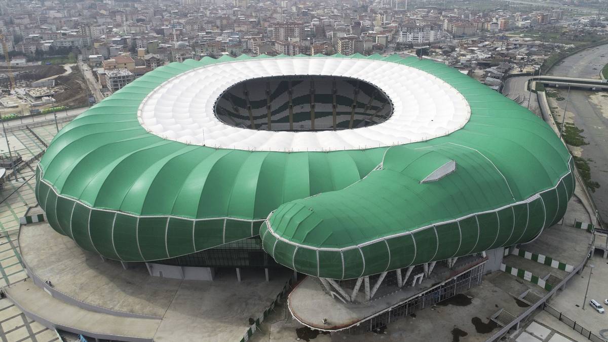 BURSA - TIMSAH ARENA: Das Stadion ist die Heimspielstätte des Erstligisten Bursaspor und hat ein Fassungsvermögen von 43.361 Zuschauern. Die Arena in Bursa wurde im Dezember 2015 eröffnet