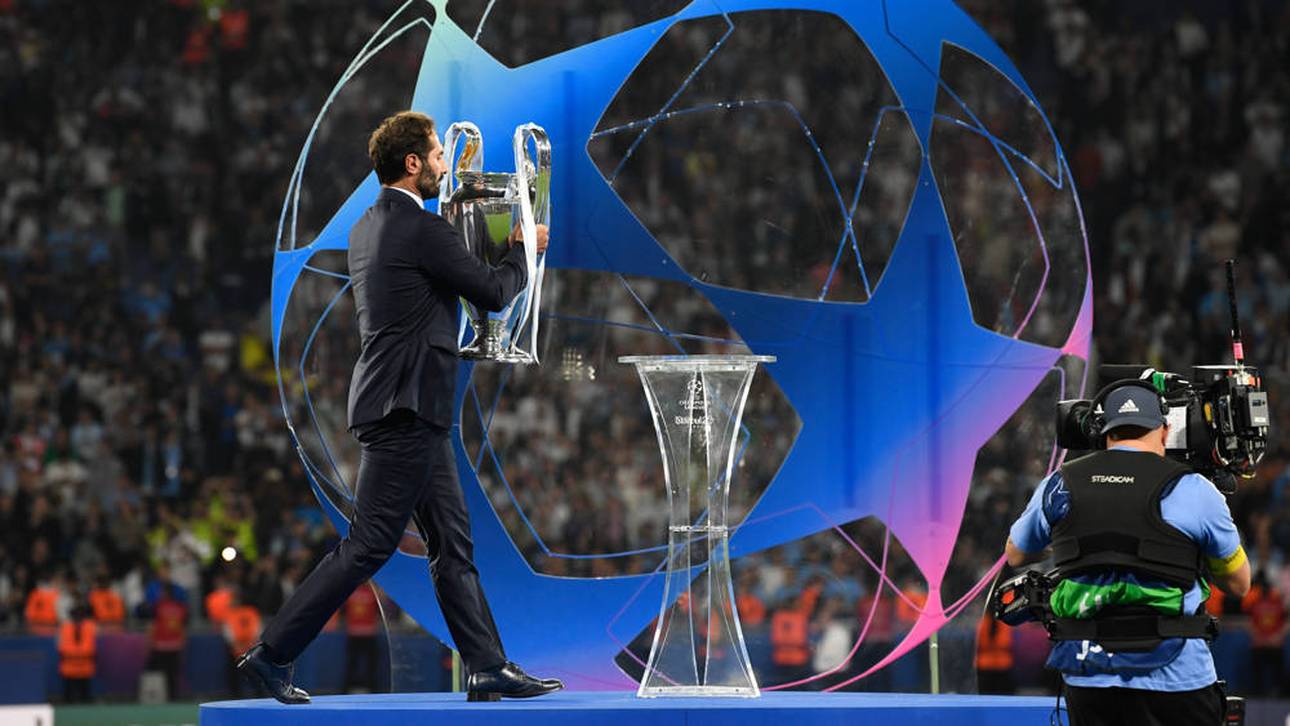 Altintop mit Pokal-Patzer nach Finale