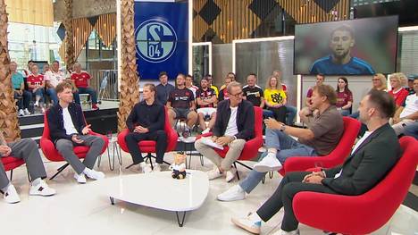 Im FIROCKX Doppelpass verkündet Schalkes Direktor Profifußball Youri Mulder live die Vertragsverlängerung mit Leistungsträger Adil Aouchiche.
