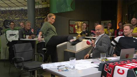 Beim Fantalk von SPORT1 soll die Kickboxerin Marie Lang den Buzzer mit ihrem Fuß bedienen. Das geht für den SPORT1-Moderator Hartwig Thöne beinahe schief. 