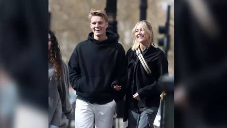 Martin Odegaard zeigt sich erstmals mit seiner Freundin Helene Spilling bei einem Spaziergang in London.