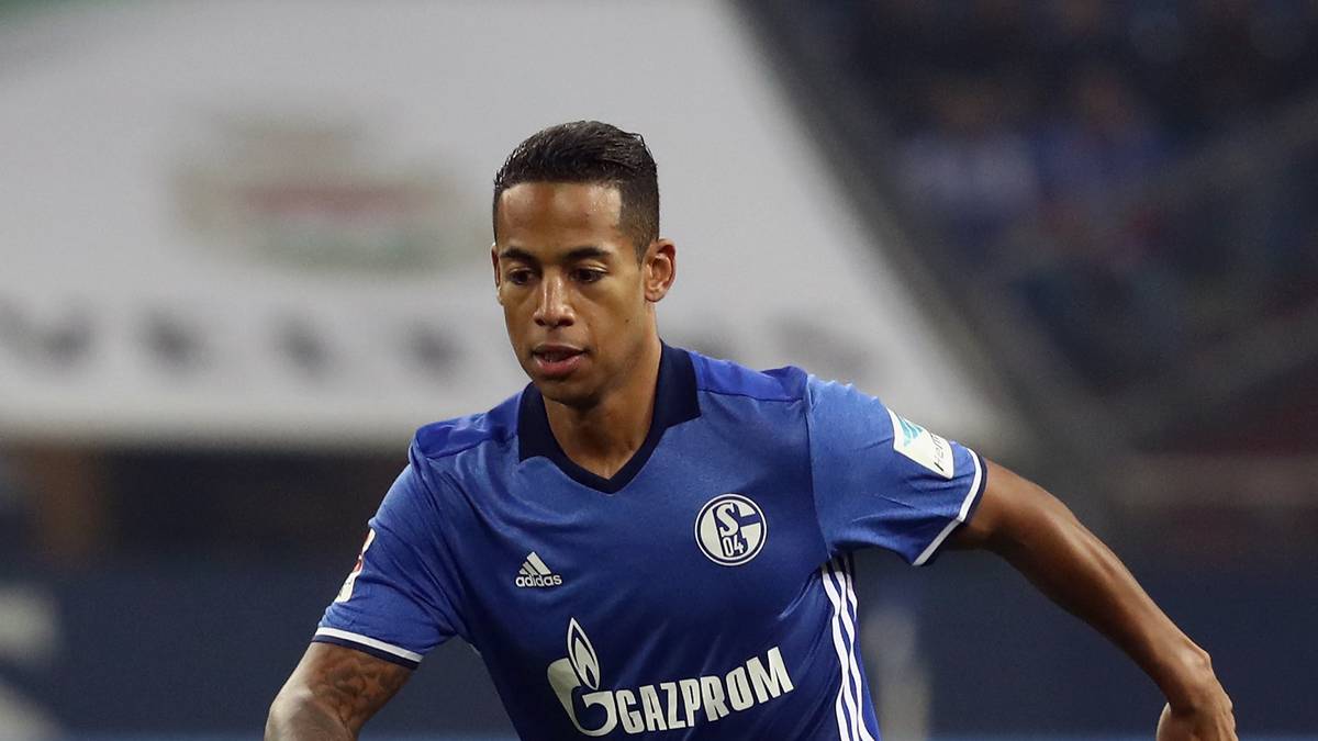 DENNIS AOGO: Erst kurz vor dem Anpfiff für den angeschlagenen Sead Kolasinac aufgeboten, er kann den formstarken Linksverteidiger aber nie adäquat ersetzen. Oftmals einen Schritt zu spät, einmal mit katatstrophalem Fehlpass in die Beine von Younes - SPORT1-Note: 5