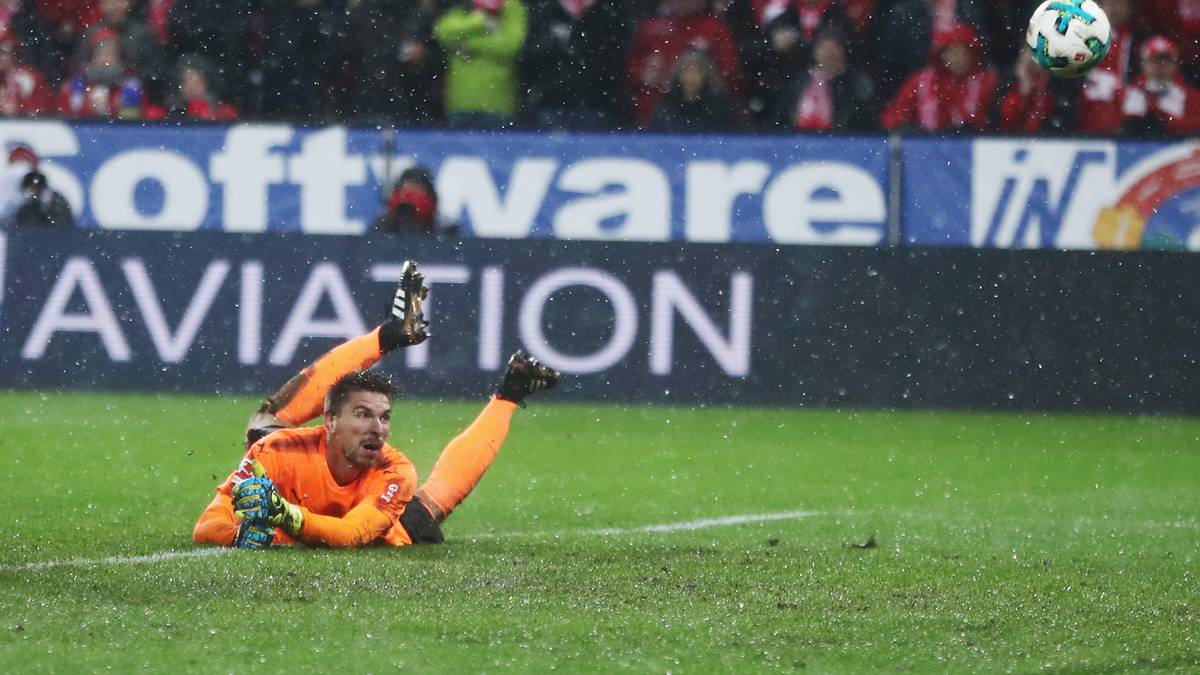 Zehn Minuten später allerdings macht sich der VfB-Schlussmann erneut zum Gespött der Massen: Einen harmlosen Abschluss von Gerrit Holtmann lässt Zieler unter dem Körper durchrutschen. Das 1:3 aus Stuttgarter Sicht bedeutet die Vorentscheidung zugunsten der 05er