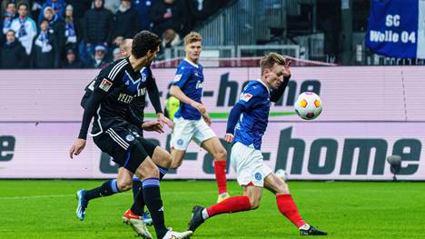 Spielszene aus dem Duell Kiel gegen Schalke