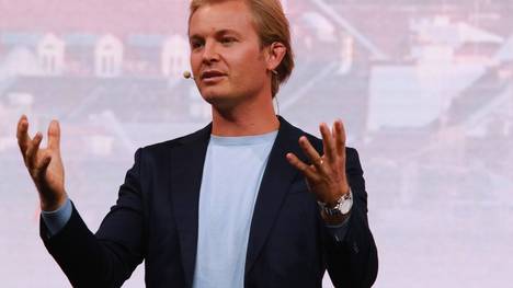 Red Bull sichert sich mit Max Verstappen den 4. Sieg in Folge, trotz einem dominanten Lewis Hamilton. Nico Rosberg attackiert sein Ex-Team scharf.