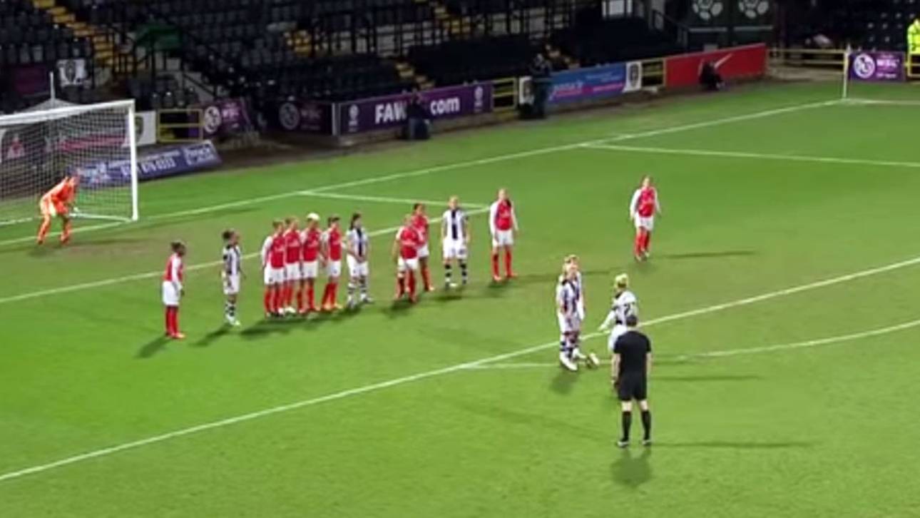 Frauen gelingt frecher Freistoßtrick