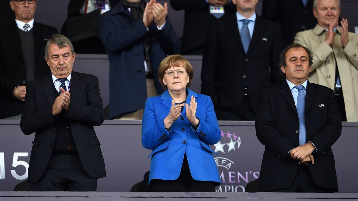 Auch DFB-Präsident Wolfgang Niersbach (von links), Bundeskanzlerin Angela Merkel und UEFA-Präsident Michel Platini sind schon gepannt, wer sich den Henkelpott holt