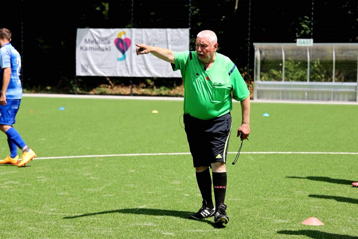 Hans-Jürgen Orphall ist 75 Jahre alt, seit fast 50 Jahren Schiedsrichter - und im Fußballkreis Bochum bekannt wie ein bunter Hund. Jedes Jahr steigt für "Orphi" sogar ein eigenes Turnier.