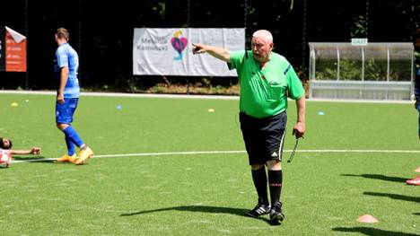 Hans-Jürgen Orphall ist 75 Jahre alt, seit fast 50 Jahren Schiedsrichter - und im Fußballkreis Bochum bekannt wie ein bunter Hund. Jedes Jahr steigt für "Orphi" sogar ein eigenes Turnier.