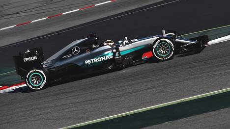 Weltmeister Lewis Hamilton testet mit seinem Mercedes in Barcelona 