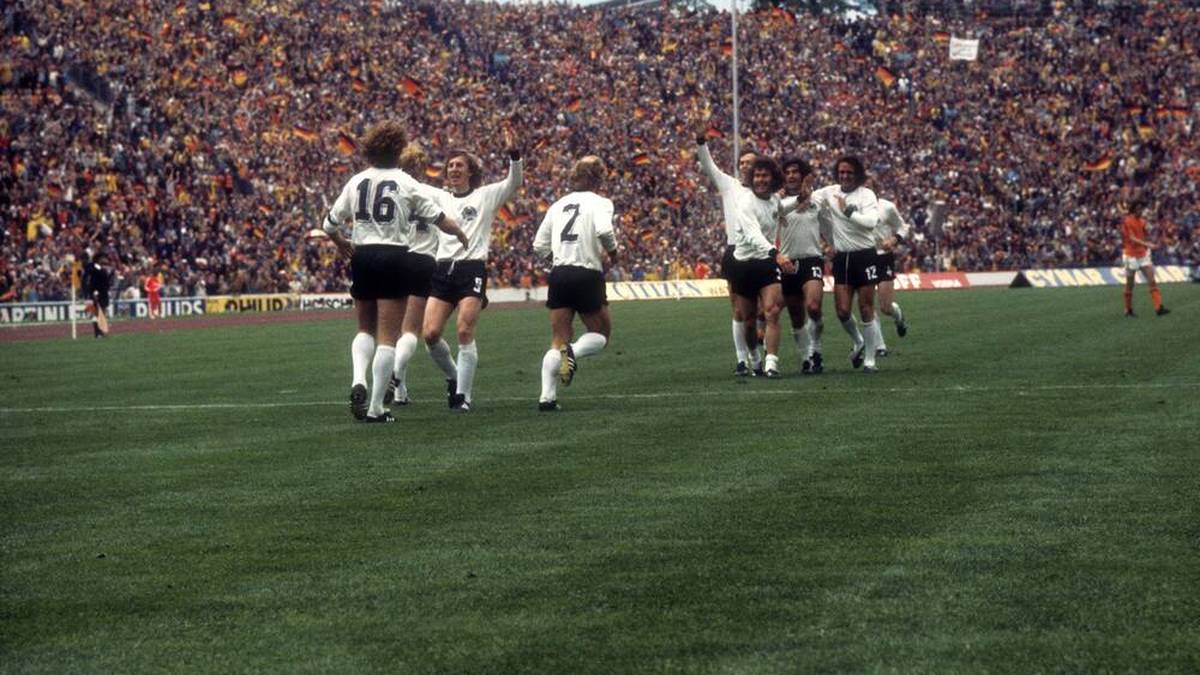 1974: Deutschland gewinnt trotz eines Rückstands im Finale gegen die Niederlande das Turnier im eigenen Land