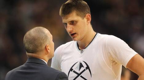 Nikola Jokic vor dem denkwürdigen Spiel gegen die Portland Trail Blazers im Gespräch mit Michael Malone