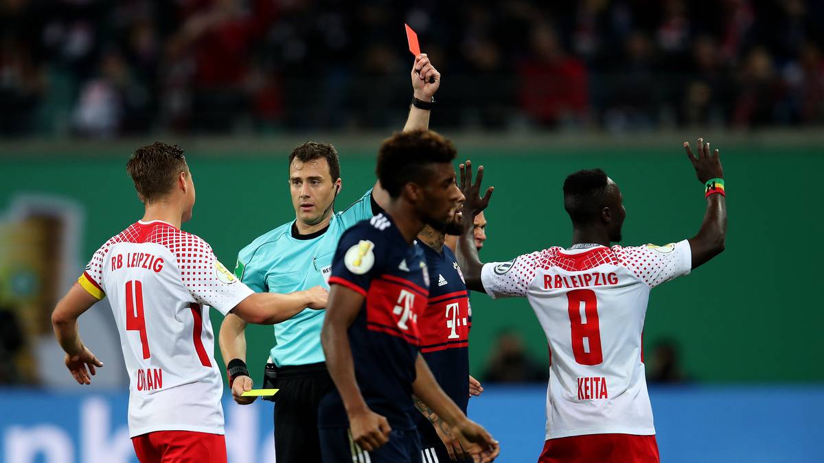 Heynemann findet: "Wenn man die Szene nur an sich betrachtet, kann man sagen, das ist okay. Man muss aber den Gesamtzusammenhang im Spiel sehen, wie das Spiel sich entwickelt hat." Und da passte die Entscheidung nicht rein. "Einige Bayern-Spieler haben Fouls begangen, auch taktische Fouls, wo keine gelbe Karte kam. Insgesamt war das Level der gelben Karten nicht ausreichend neutral", sagt der Ex-Schiedsrichter