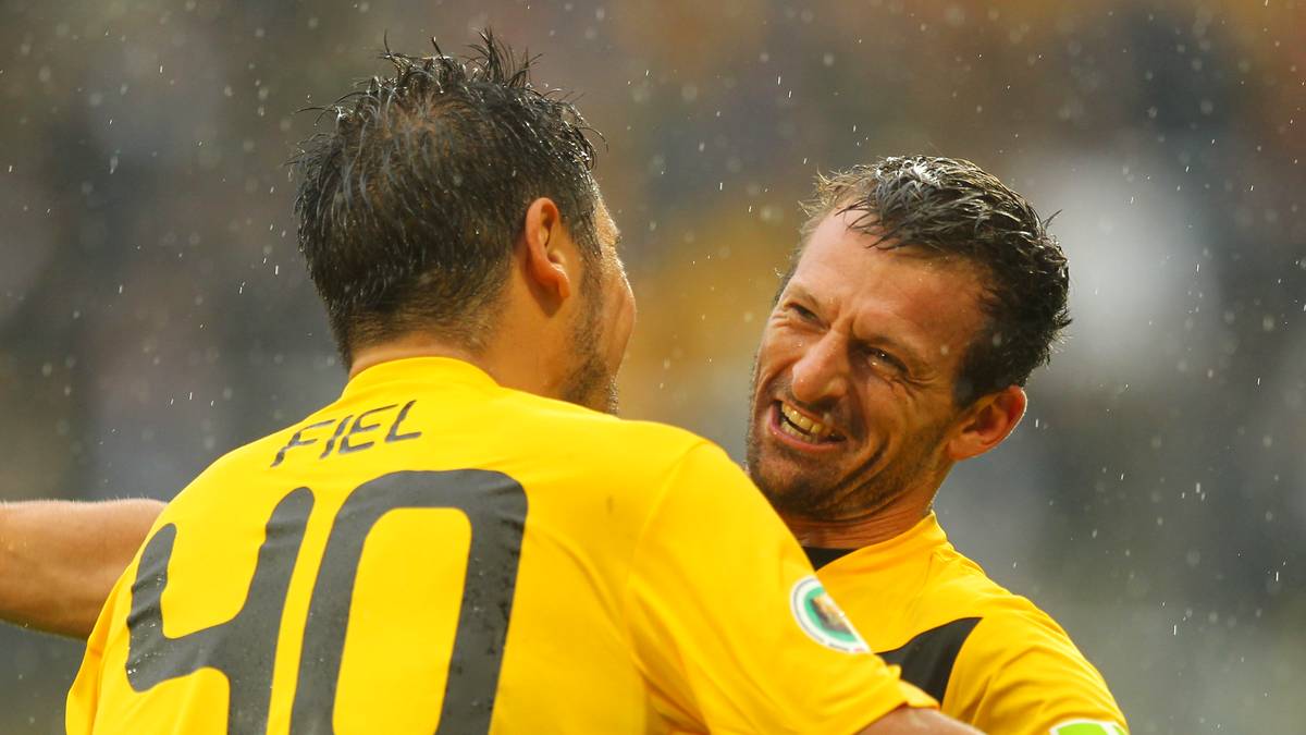 Der damalige Zweitliga-Aufsteiger dreht einen 0:3-Rückstand. Sebastian Schuppan und zweimal Robert Koch bringen Dynamo in die Verlängerung. Alexander Schnetzler (r.) trifft in der 117. Minute zur Entscheidung. Bei Meister Borussia Dortmund bleibt die nächste Überraschung aus. Zudem sorgen Dresden-Fans für Krawalle. Nach nochmaligen Ausschreitungen in der anschließenden Spielzeit im Zweitrundespiel in Hannover wird Dynamo schließlich im nächsten Jahr aus dem Pokalwettbewerb ausgeschlossen