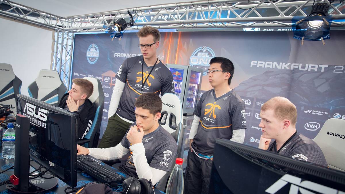 Eine Menge Spieler, inklusive fast alle ursprünglichen Fnatic-Spieler, kommen aus einem anderen Spiel. Heroes of Newerth war für viele der eigentliche Einstieg in die MOBA-Szene und in Dota 2 räumten die Spieler dann richtig ab.