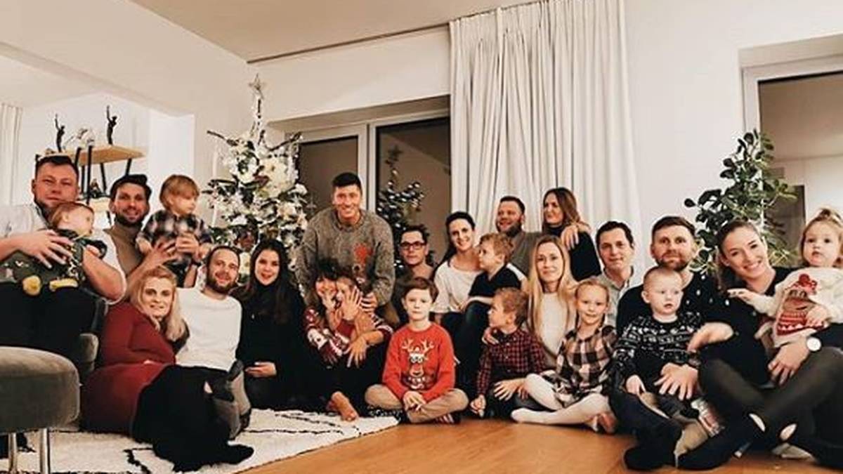 Mit zahlreichen Freunden verbringen die Lewandowskis den Vorabend vor Heilig Abend. Bayern-Star Robert Lewandowski thront in der Mitte