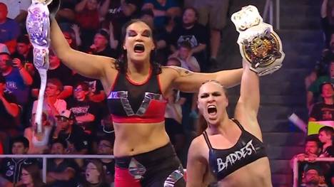 Ronda Rousey (r.) und Shayna Baszler sind nun Tag-Team-Champions bei WWE