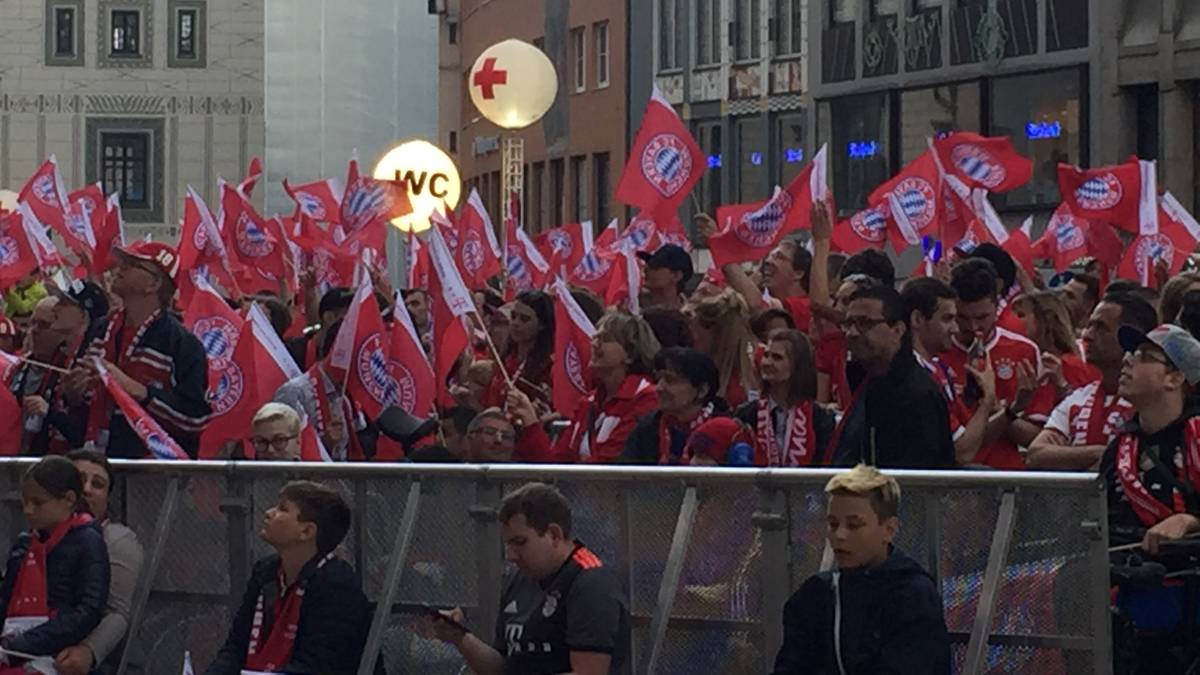 Hunderte rote Fahnen werden geschwenkt für den Gewinnn der 27. Deutschen Meisterschaft. Fünf Mal in Folge - das hat noch keine Mannschaft zuvor geschafft