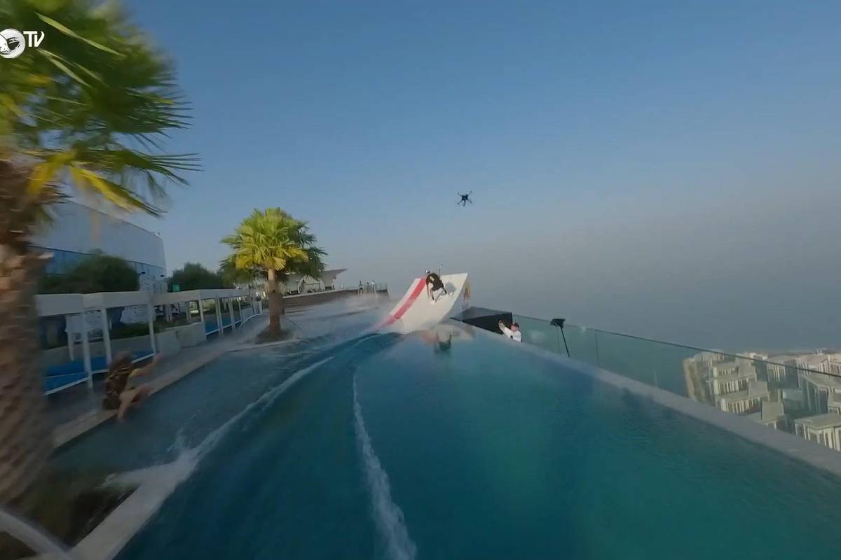 Der Wakeskating-Pionier Brian Grubb ist als erster Mensch von einem Pool eines Wolkenkratzers in Dubai gesprungen. Der US-Amerikaner sprang vom 294 Meter hohen Address Beach Resort.