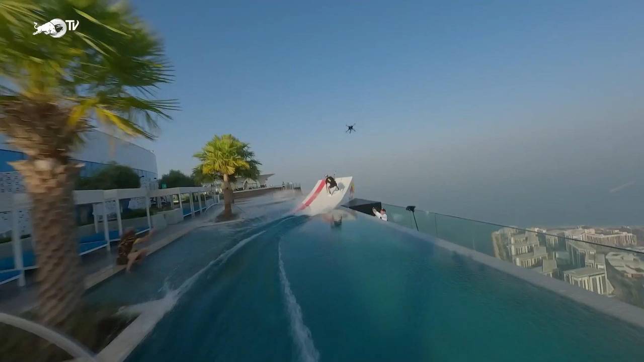 Wakeskater Brian Grubb springt vom Pool eines 294 Meter hohen Wolkenkratzers