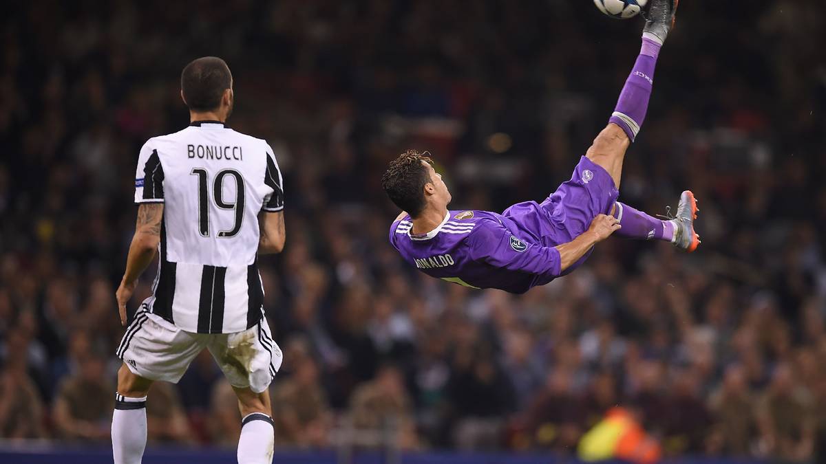Wenn einer auf dem Platz zaubert, möchte Cristiano Ronaldo natürlich nicht nachstehen. Sein Fallrückzieherversuch scheitert aber. Immerhin hat er einen höheren Luftstand als Mandzukic 