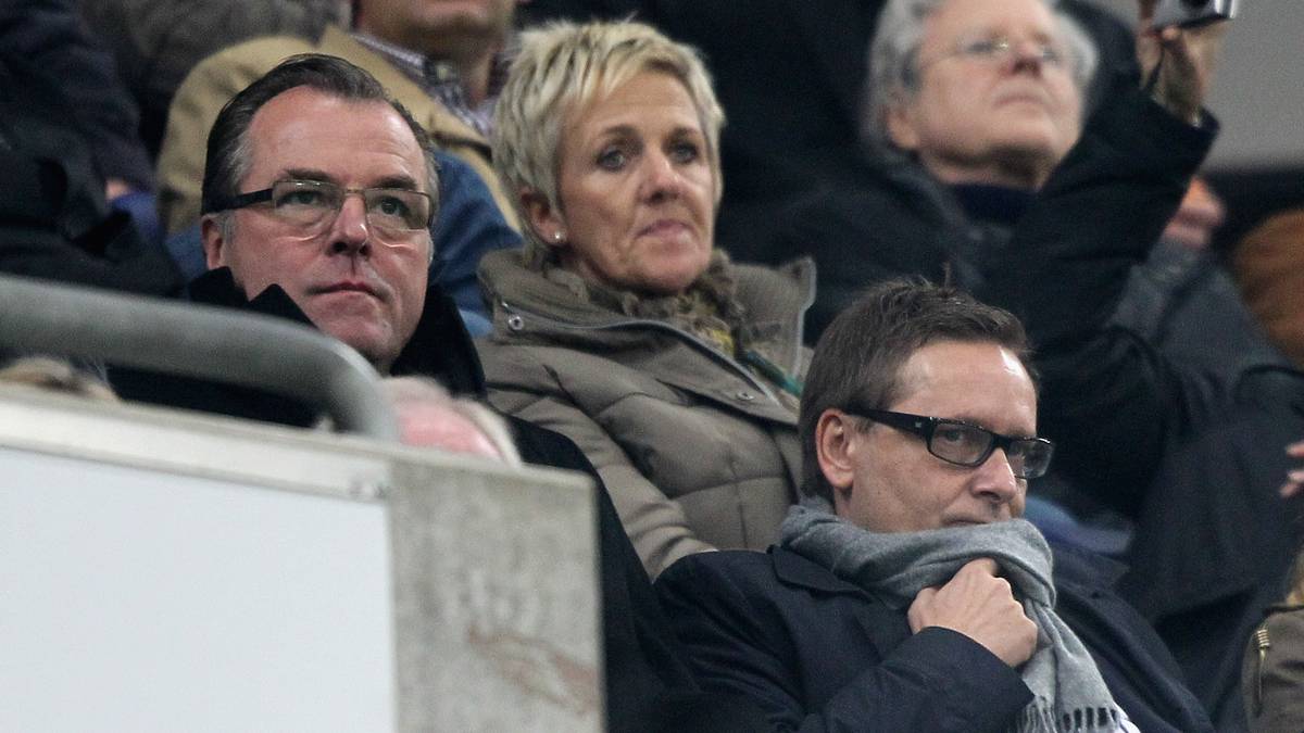 Schalke-Boss Clemens Toennies (l.) holt Horst Heldt im Juli 2010 zum FC Schalke 04. Tönnies wollte im Falle einer Trennung von Trainer und Manager Felix Magath nicht ohne einen Ersatzmann dastehen. Der Beginn einer aufregenden Ehe. SPORT1 blickt zurück auf die Schalker Jahre von Heldt