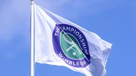 Der Ausschluss aller russischen und belarussischen Spieler und Spielerinnen beim Grand-Slam-Turnier Wimbledon hat nun kuriose Konsequenzen: Die Tennis-Organisationen ATP & WTA vergeben für das englische Prestige-Turnier keine Weltranglistenpunkte – und ausgerechnet ein russischer Spieler profitiert davon. 